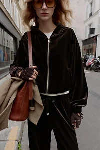 VESTE EN VELOURS À CAPUCHE