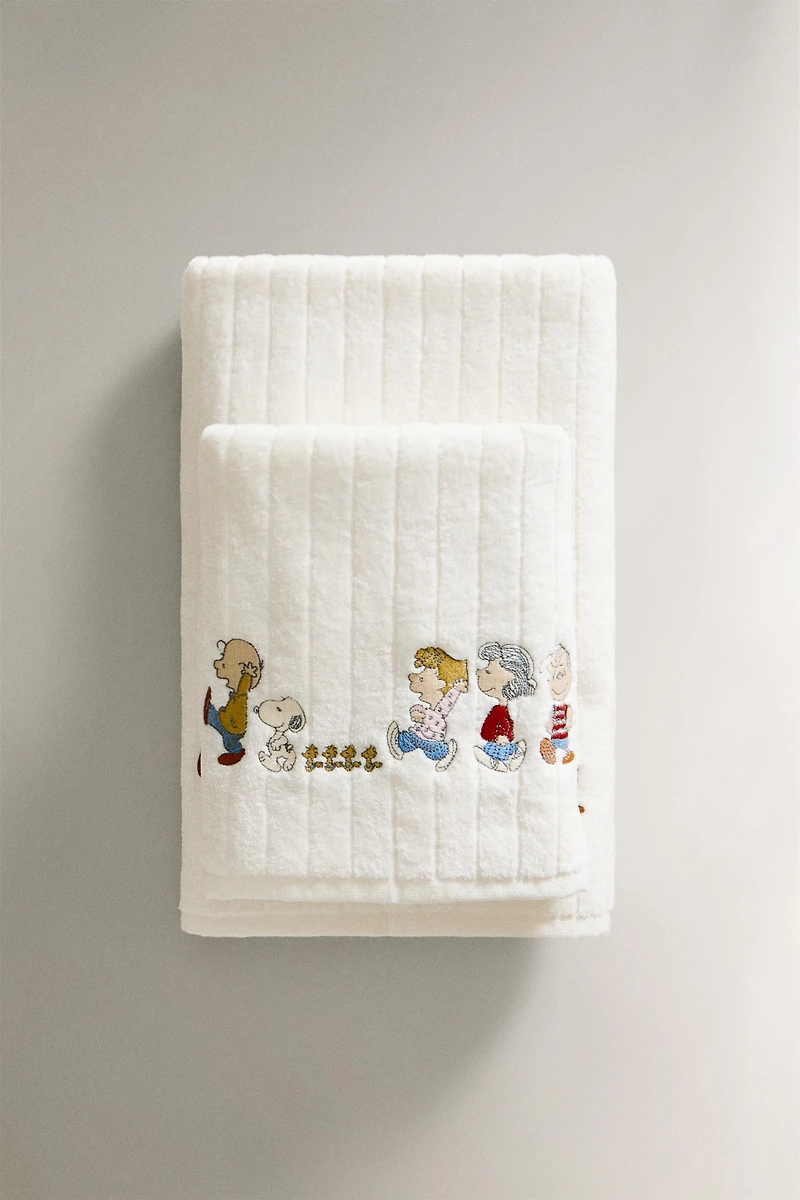 CHILDREN’S VELOUR PEANUTS™ BATH TOWEL