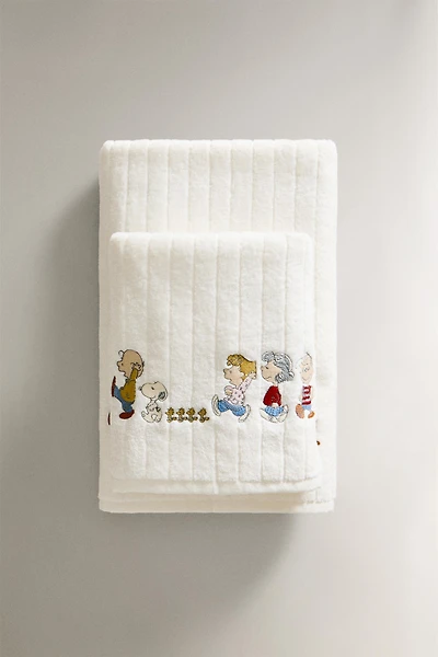 CHILDREN’S VELOUR PEANUTS™ BATH TOWEL