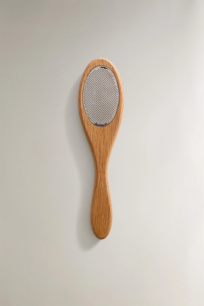 LEGS EXFOLIATING WITH WOODEN HANDLE