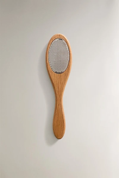 LEGS EXFOLIATING WITH WOODEN HANDLE