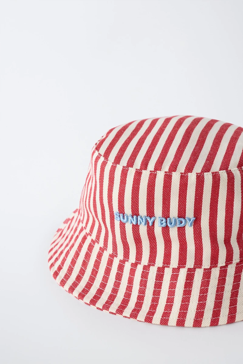 BONNET BUCKET RAYURES ET TEXTE BRODÉ