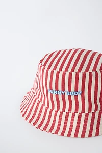 BONNET BUCKET RAYURES ET TEXTE BRODÉ