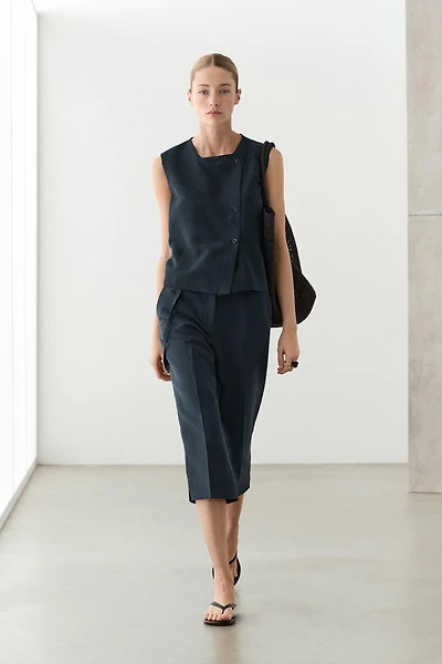Flowing cotton and linen blend Bermuda shorts with belt
