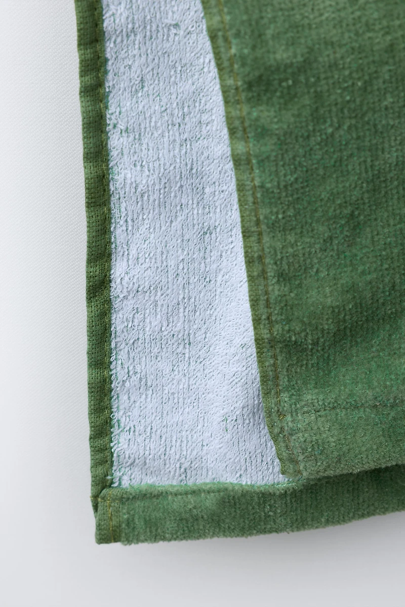 MINECRAFT © MOJANG AB. ™ TERRYCLOTH PONCHO