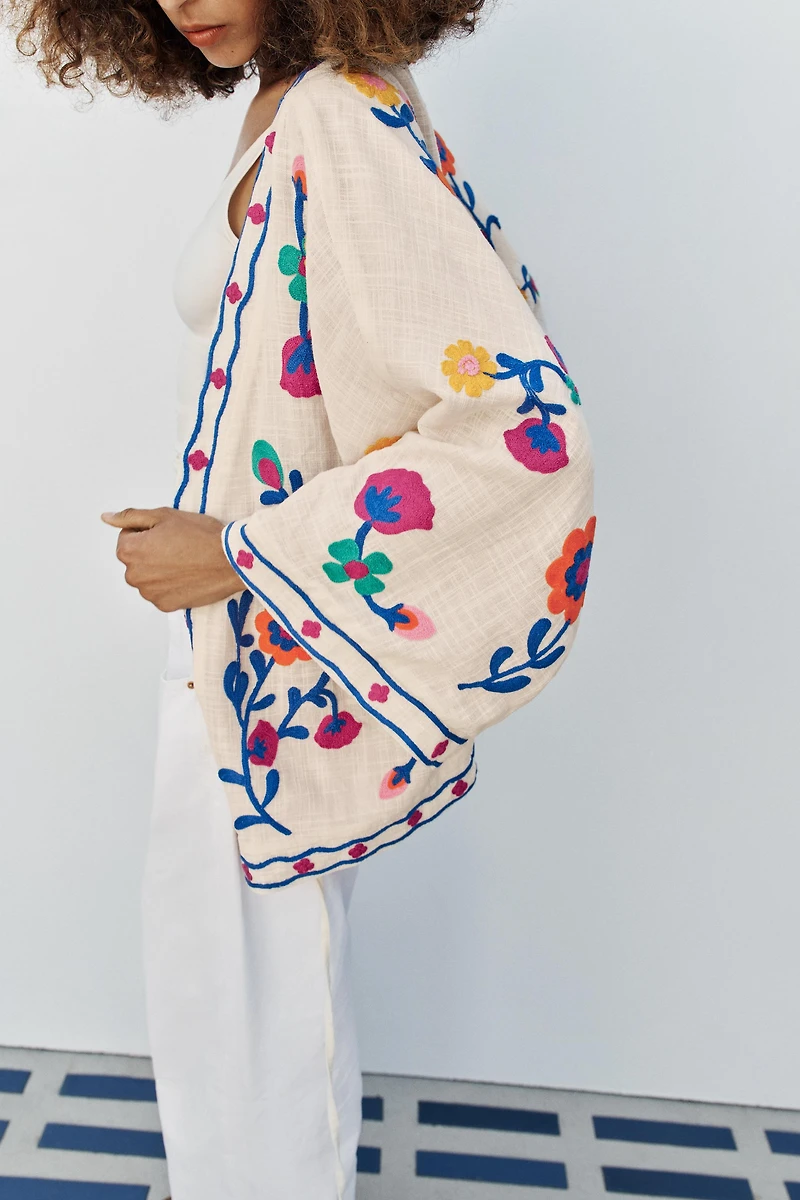 FLORAL EMBROIDERED KIMONO