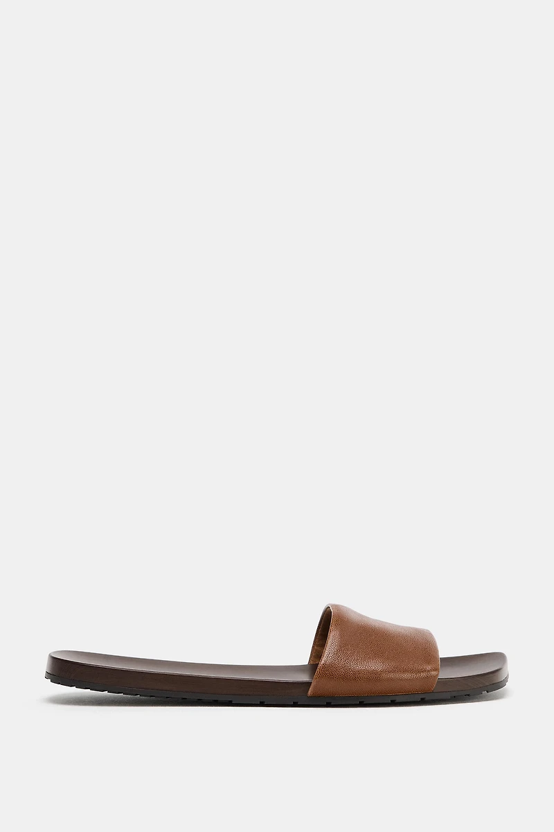 SOFT LEATHER FLAT SANDALS