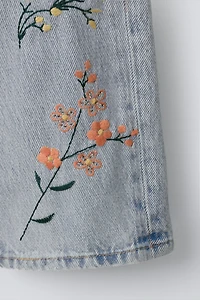 JEAN DROIT À FLEURS BRODÉES