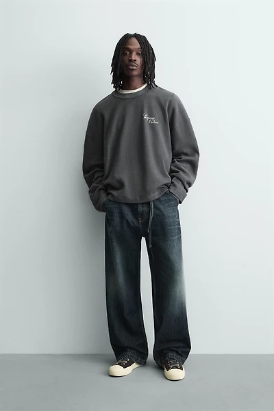 TEXTURED PRINTED TEXT SWEATSHIRT