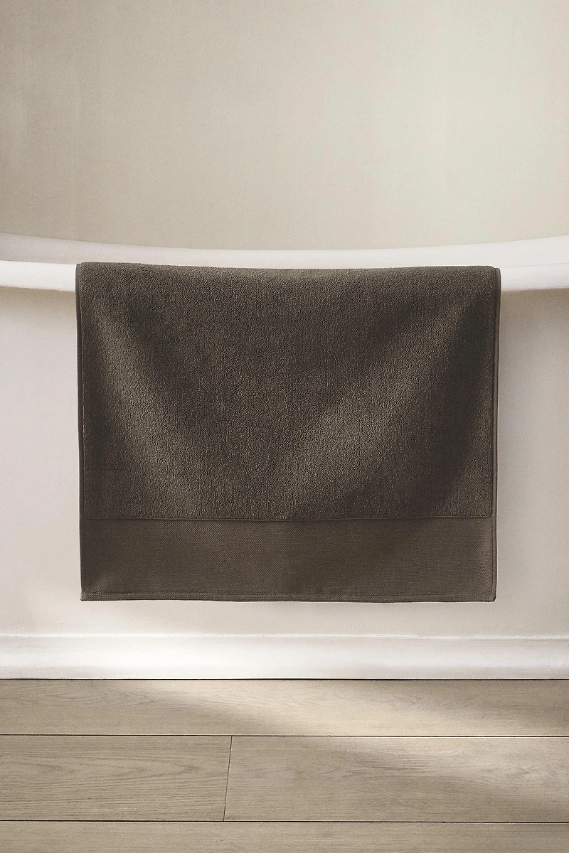 WIDE BORDER BATH MAT