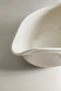 PORCELAIN GRAVY BOAT WITH A RAISED DESIGN