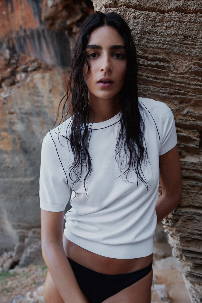 TRIMMED SHORT SLEEVE KNIT TOP