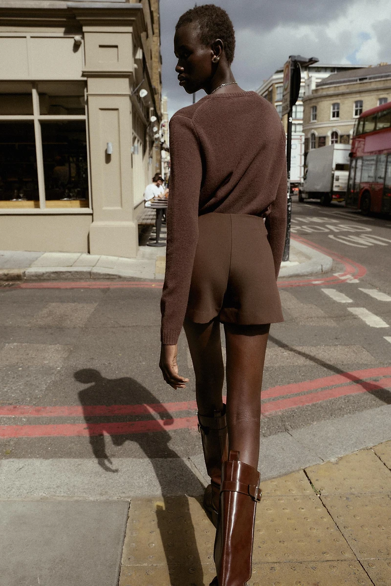 JUPE-PANTALON ASYMÉTRIQUE AVEC APPLIQUE