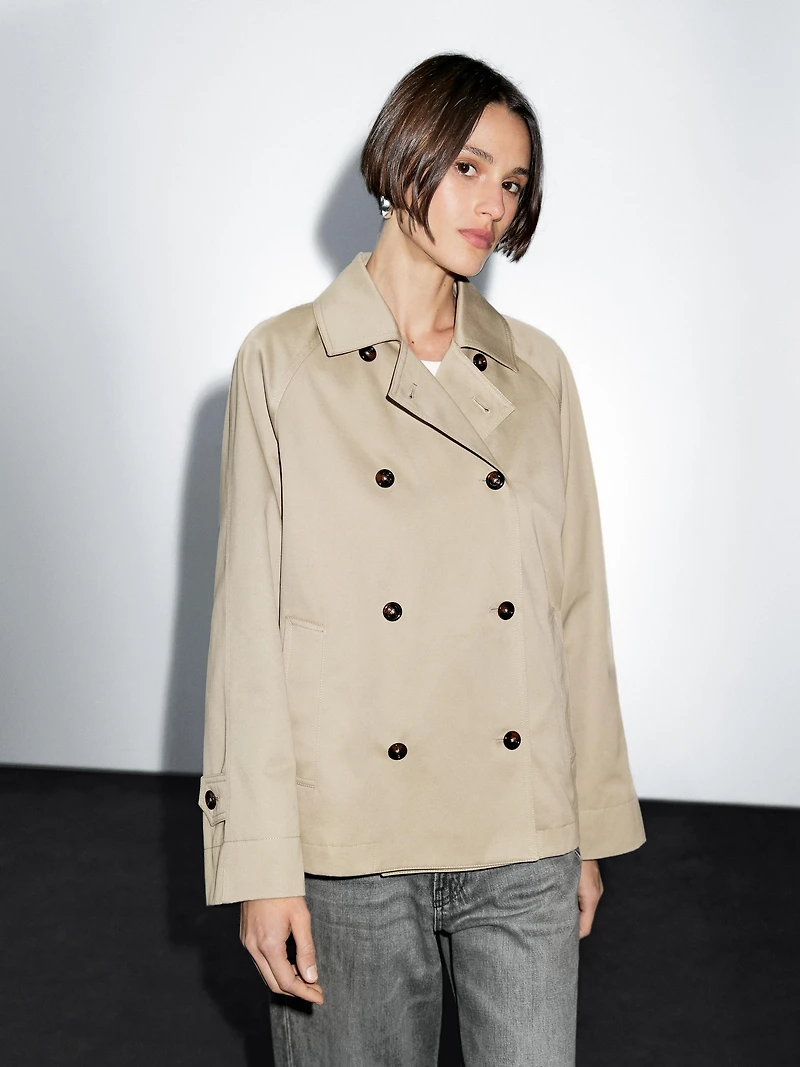 Short trench coat with button detail on the collar