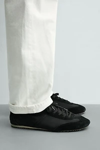 RETRO-STYLE SNEAKERS