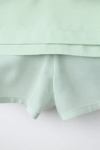 JUPE EN TAFFETAS AVEC DÉTAIL À LA TAILLE