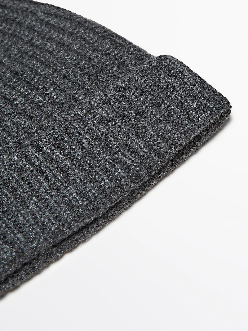 Ribbed 100% cashmere beanie