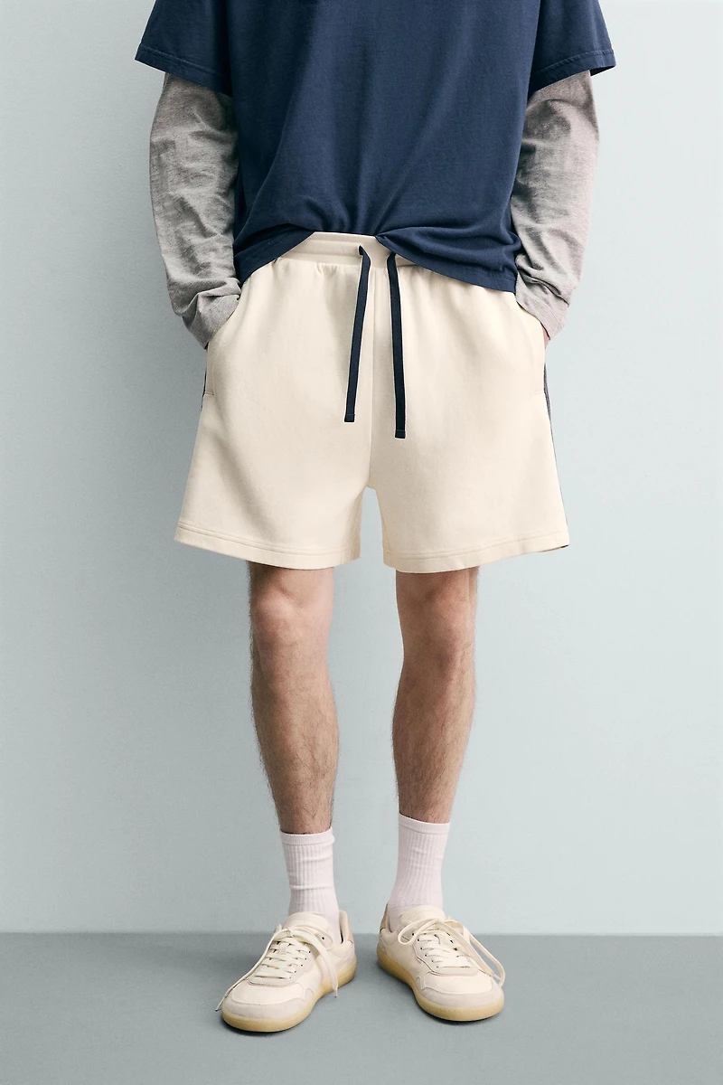 BERMUDA JOGGING BANDES CONTRASTÉES