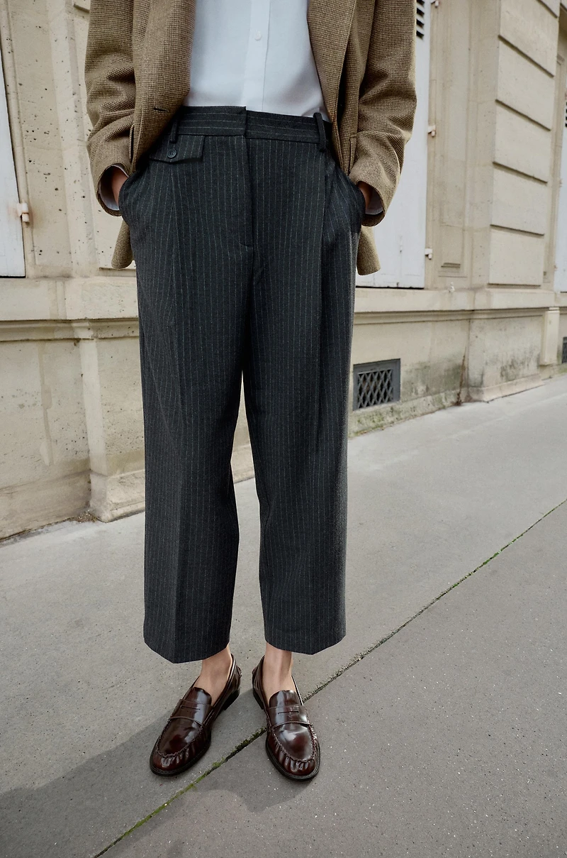 PLEATED STRAIGHT LEG PANTS