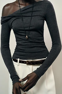 TOP DÉCOLLETÉ ASYMÉTRIQUE