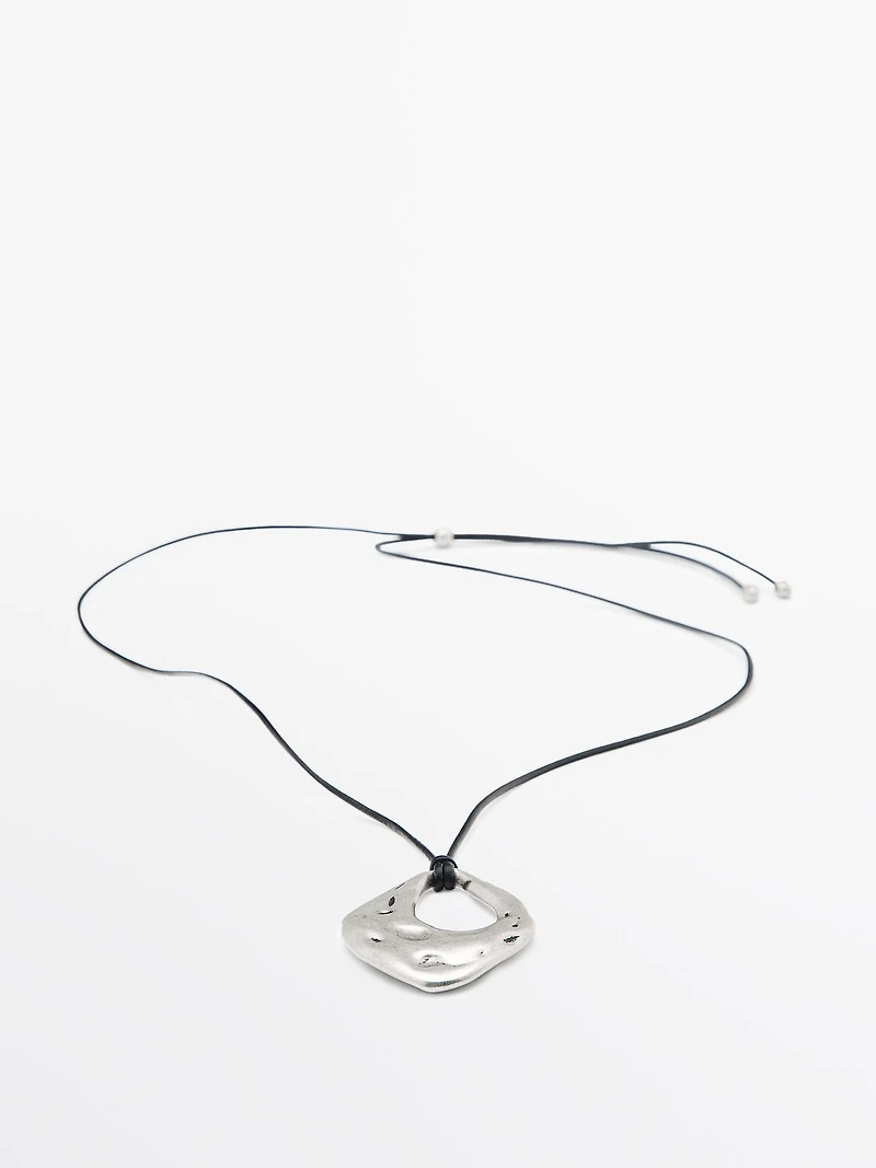 Diluted piece pendant