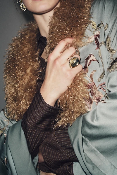 MAXI-BAGUE OVALE AVEC BIJOUX COMBINÉS