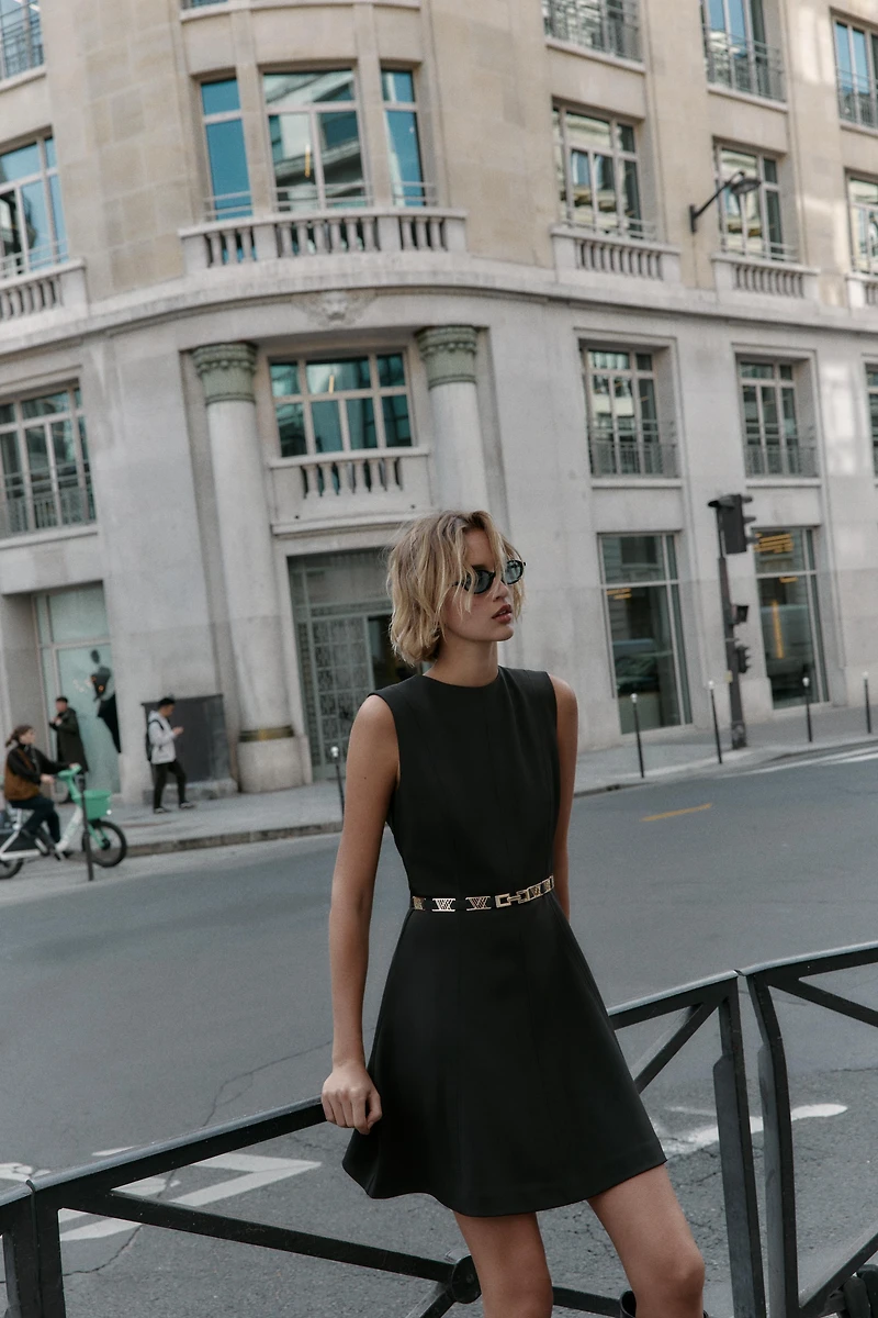 ROBE MINI AVEC CEINTURE DORÉE