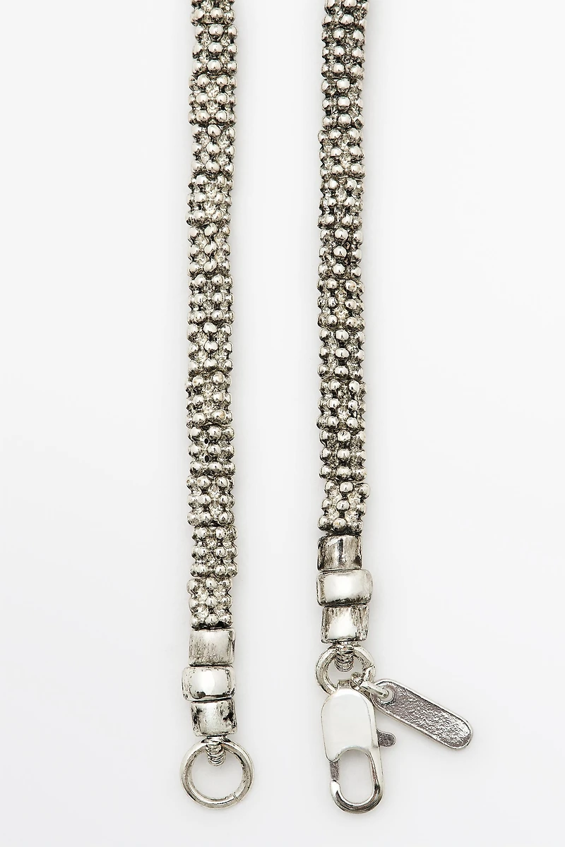 Collier à perles contrastantes