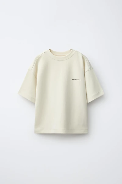 T-SHIRT À INSCRIPTION EN RELIEF MODAL