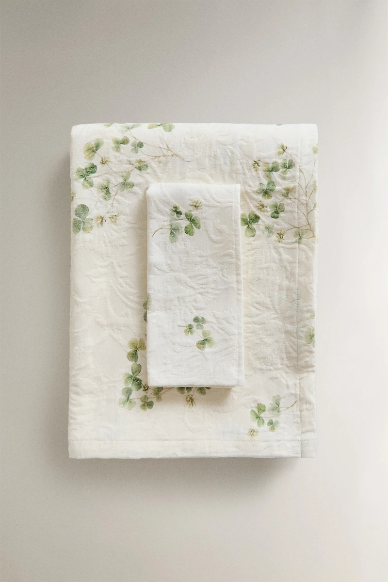 CLOVER PRINT JACQUARD TABLECLOTH