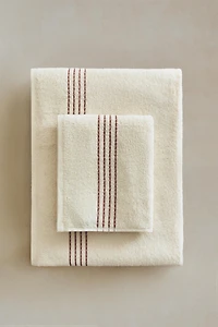 BATH TOWEL WITH CONTRASTING PIPING