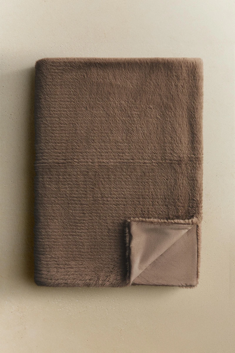 REVERSIBLE FAUX FUR BLANKET