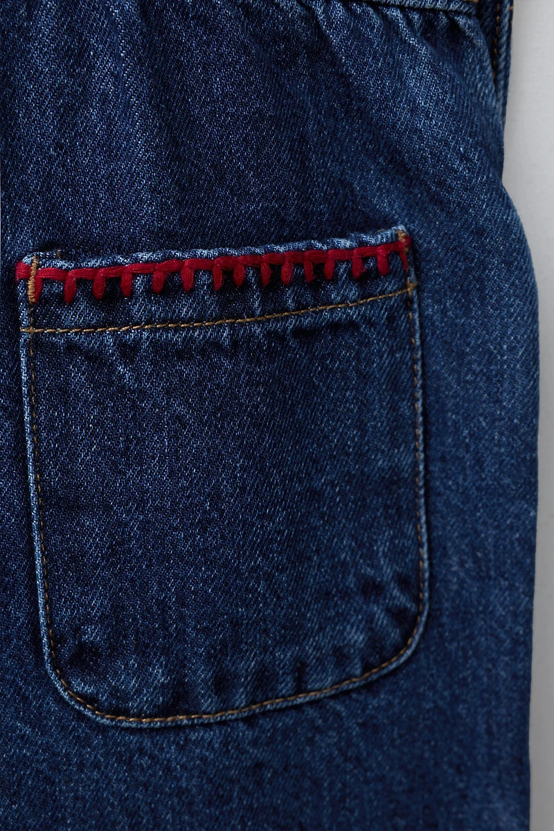 SALOPETTE EN JEAN BRODERIES CONTRASTÉES