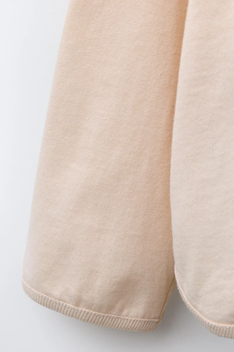 T-SHIRT AVEC INSCRIPTION ET PIÈCES