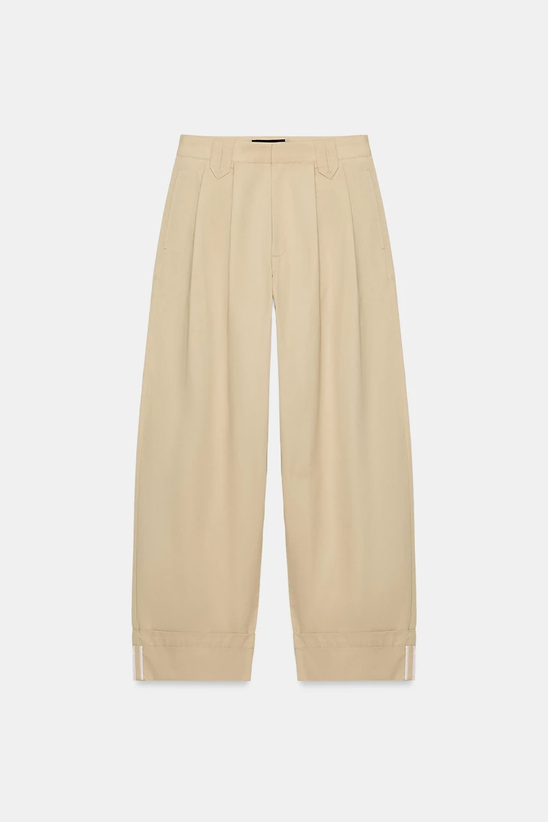 PANTALON À PINCES ET BAS REVERS