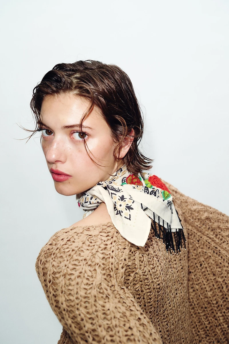 EMBROIDERED ROSE FRINGED SCARF