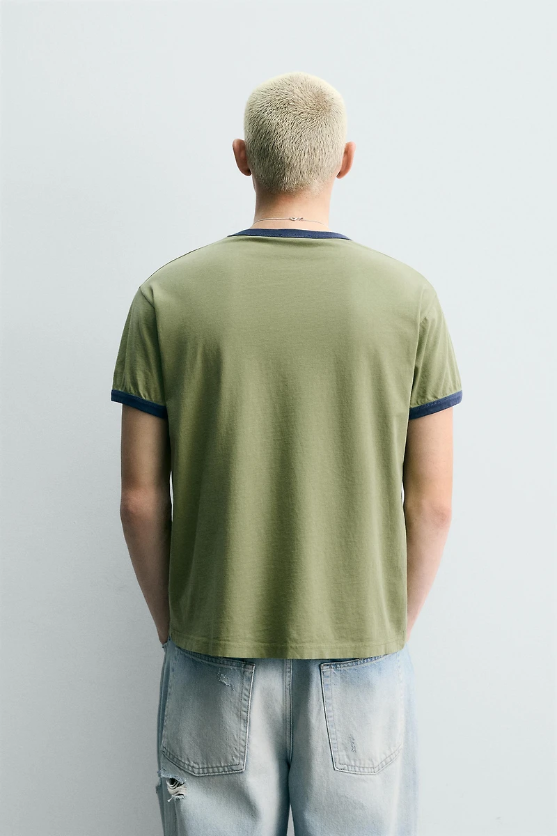 T-SHIRT CÔTELÉ CONTRASTE IMPRIMÉ DÉLAVÉ