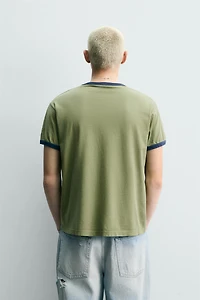 T-SHIRT CÔTELÉ CONTRASTE IMPRIMÉ DÉLAVÉ
