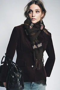 ÉCHARPE À CARREAUX ET FRANGES