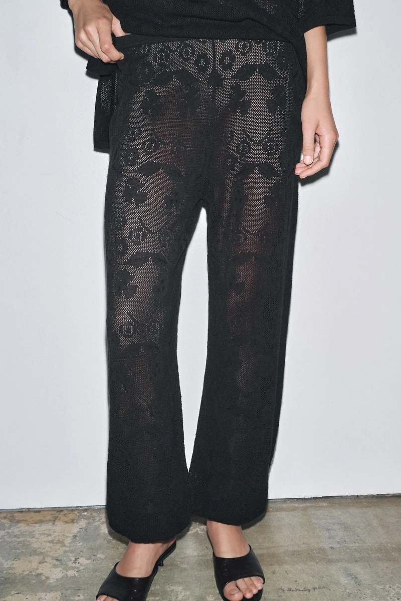 PANTALON EN MAILLE TEXTURÉE À FLEURS