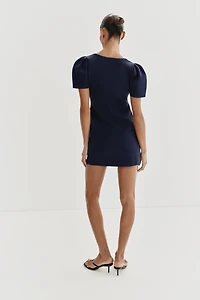 ROBE COURTE EN MAILLE À MANCHES BOUFFANTES