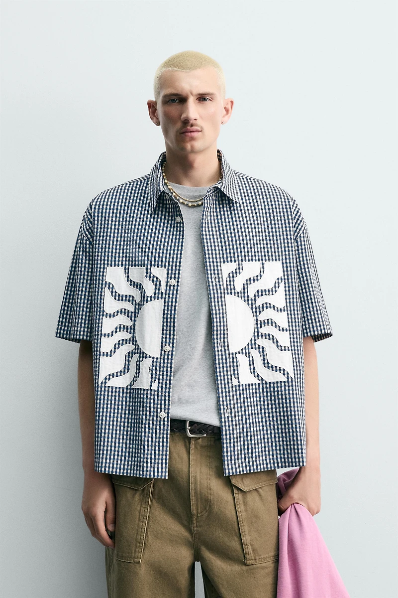 CHEMISE BOXY FIT À CARREAUX ET PIÈCES CONTRASTANTES