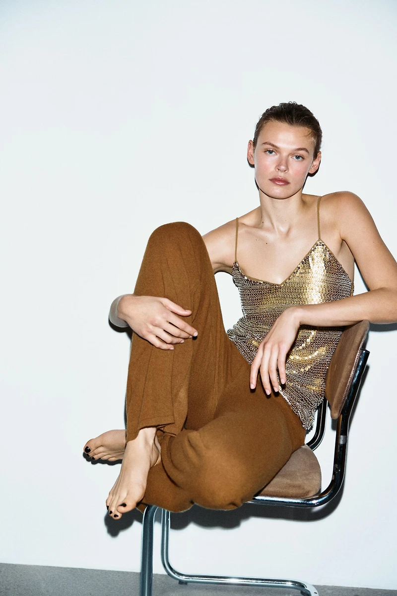 DÉBARDEUR À BRETELLES, PAILLETTES ET FANTAISIES