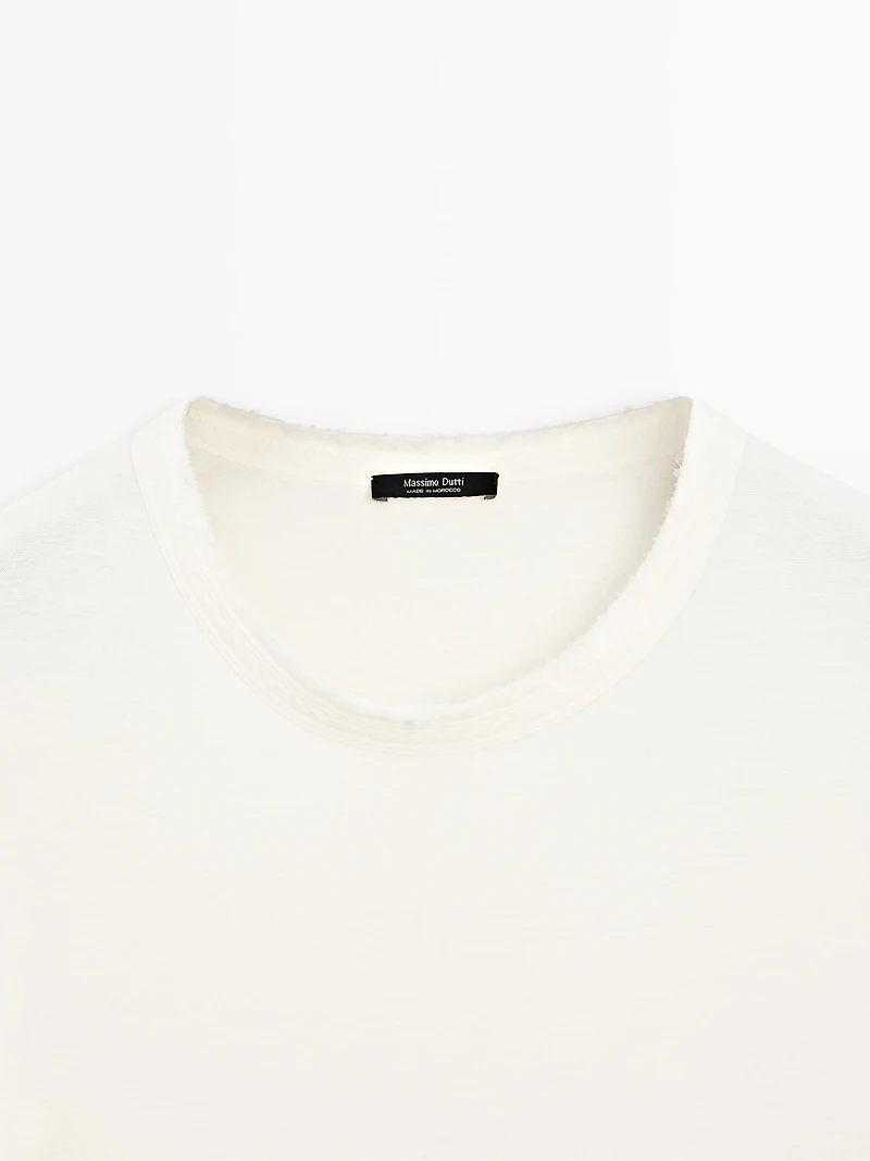 T-shirt with frayed collar