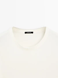 T-shirt with frayed collar