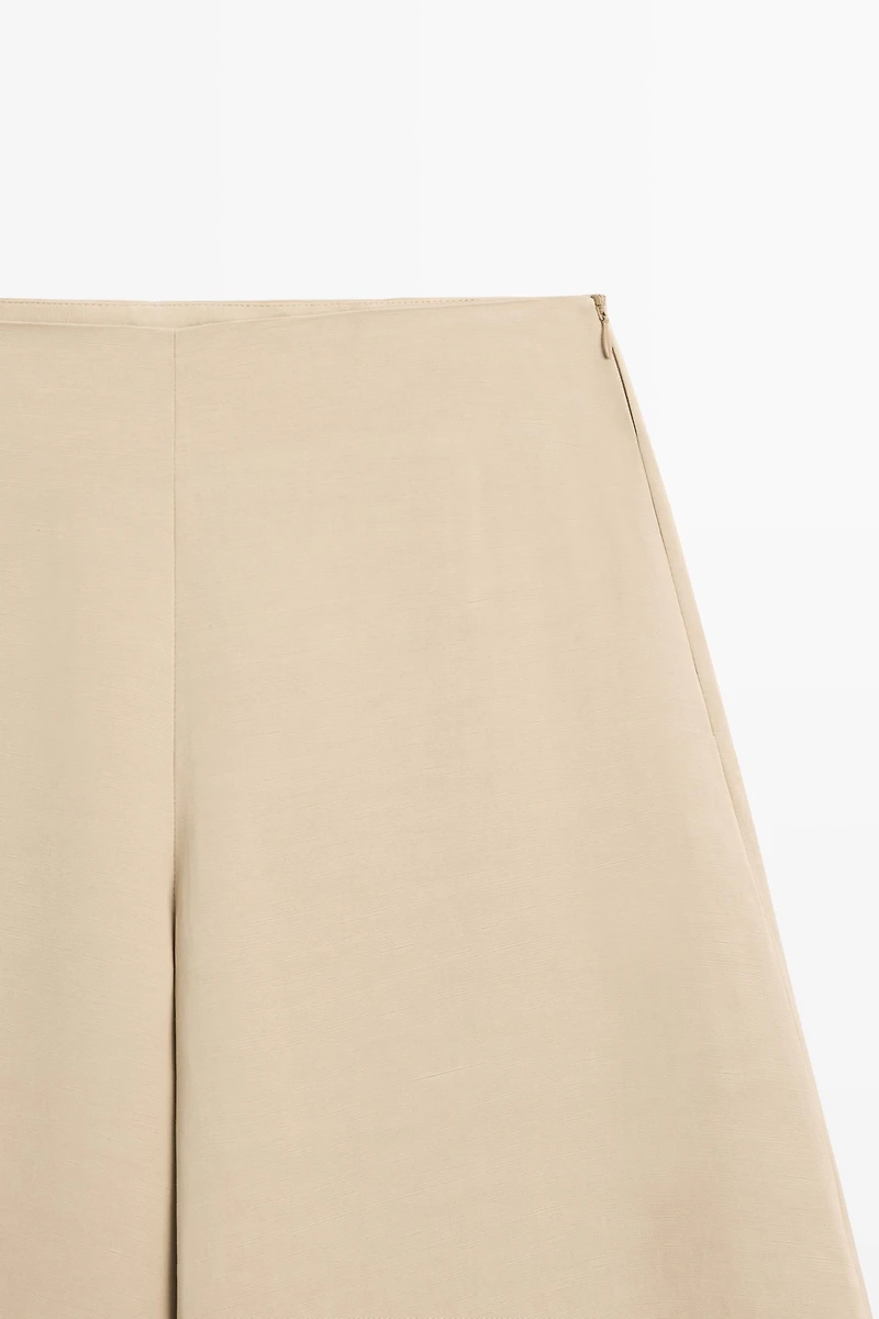 Wide-leg voluminous trousers