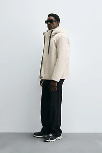 VESTE TECHNIQUE À CAPUCHE