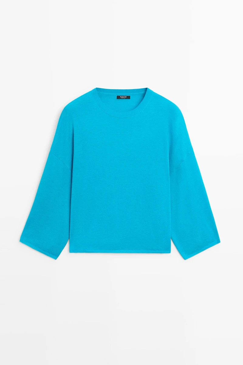 Round neck knit sweater