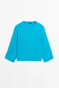 Round neck knit sweater
