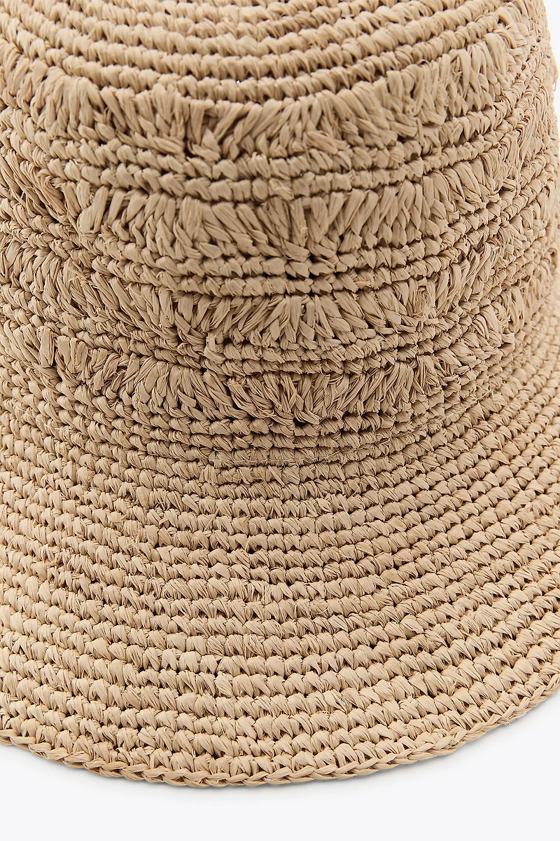CHAPEAU EN RAPHIA TRESSÉ